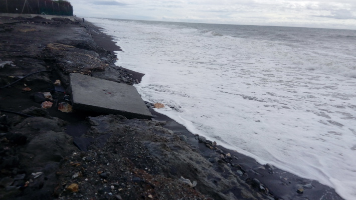 En Motril se trabaja para reparar los daños del temporal. El Ayuntamiento pide a Costas que arregle el ‘escalón’ generado por las mareas  en Playa Granada